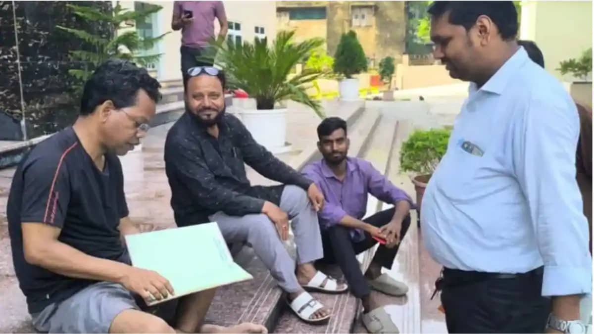 हाफ पैंट और हवाई चप्पल में कार्यालय पहुंच गए नगर आयुक्त : सी हाफ पैंट और हवाई चप्पल में कार्यालय पहुंच गए नगर आयुक्त : सी