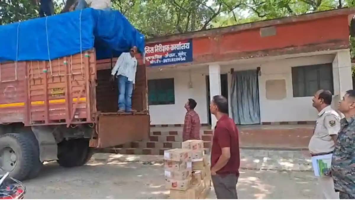 Bihar News : मुंगेर में खाली ट्रक में छिपाई गई 290 लीटर विदे Bihar News : मुंगेर में खाली ट्रक में छिपाई गई 290 लीटर विदे