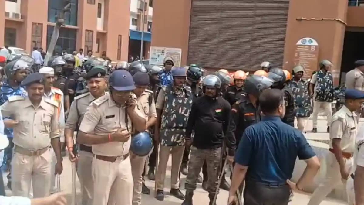 Bihar News : बेतिया में अतिक्रमण हटाने गई टीम पर लोगों ने कि Bihar News : बेतिया में अतिक्रमण हटाने गई टीम पर लोगों ने कि