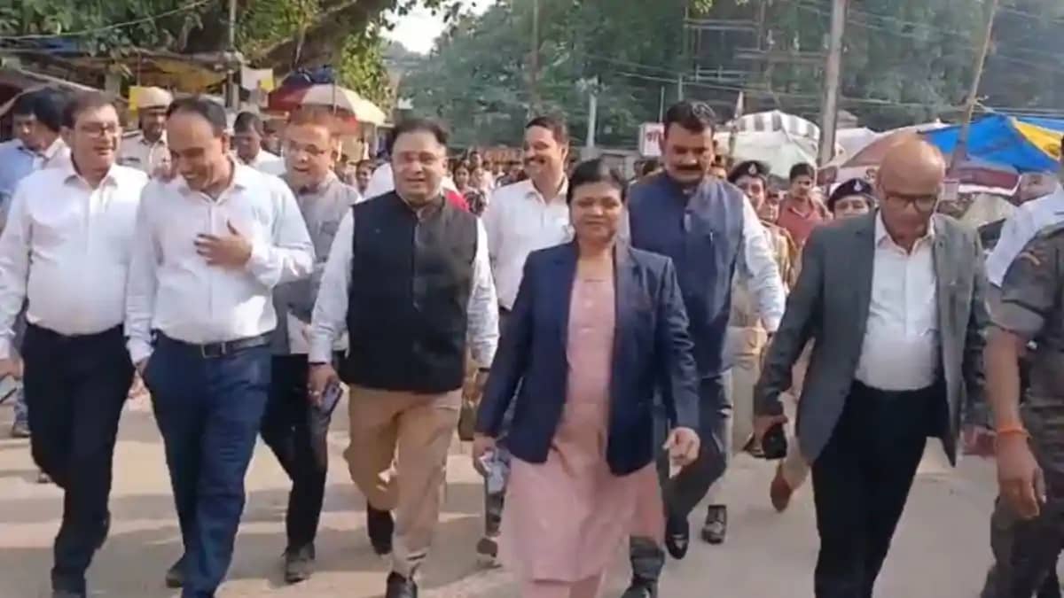 Unique Initiative in Gopalganj Judges Walk to Court for Envi Unique Initiative in Gopalganj Judges Walk to Court for Envi