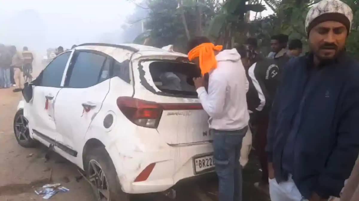 Bihar Road Accident : बगहा में दीवार से टकराई अनियंत्रित कार Bihar Road Accident : बगहा में दीवार से टकराई अनियंत्रित कार