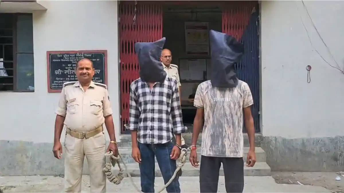 गोपालगंज में पुलिस की बड़ी कार्रवाई : देसी पिस्टल और जिंदा क गोपालगंज में पुलिस की बड़ी कार्रवाई : देसी पिस्टल और जिंदा क