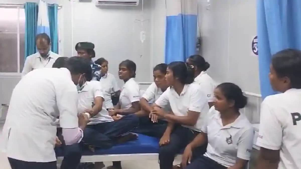 Bihar News : सासाराम में एक साथ 60 महिला पुलिसकर्मी इलाज करा Bihar News : सासाराम में एक साथ 60 महिला पुलिसकर्मी इलाज करा