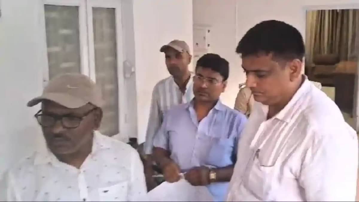 Bihar News : निगरानी की टीम ने घूसखोर सहकारिता प्रसार पदाधिक Bihar News : निगरानी की टीम ने घूसखोर सहकारिता प्रसार पदाधिक