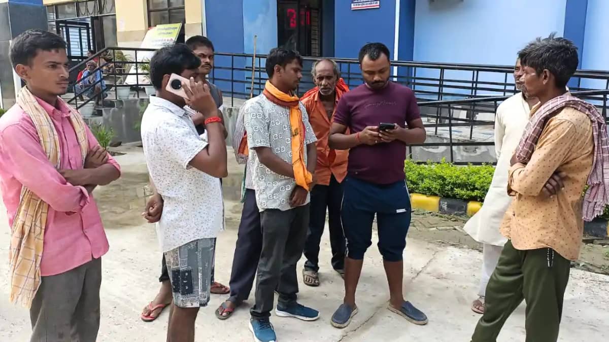 Bihar Crime News : नालंदा में पेड़ पर लटका मिला युवक का शव, प Bihar Crime News : नालंदा में पेड़ पर लटका मिला युवक का शव, प