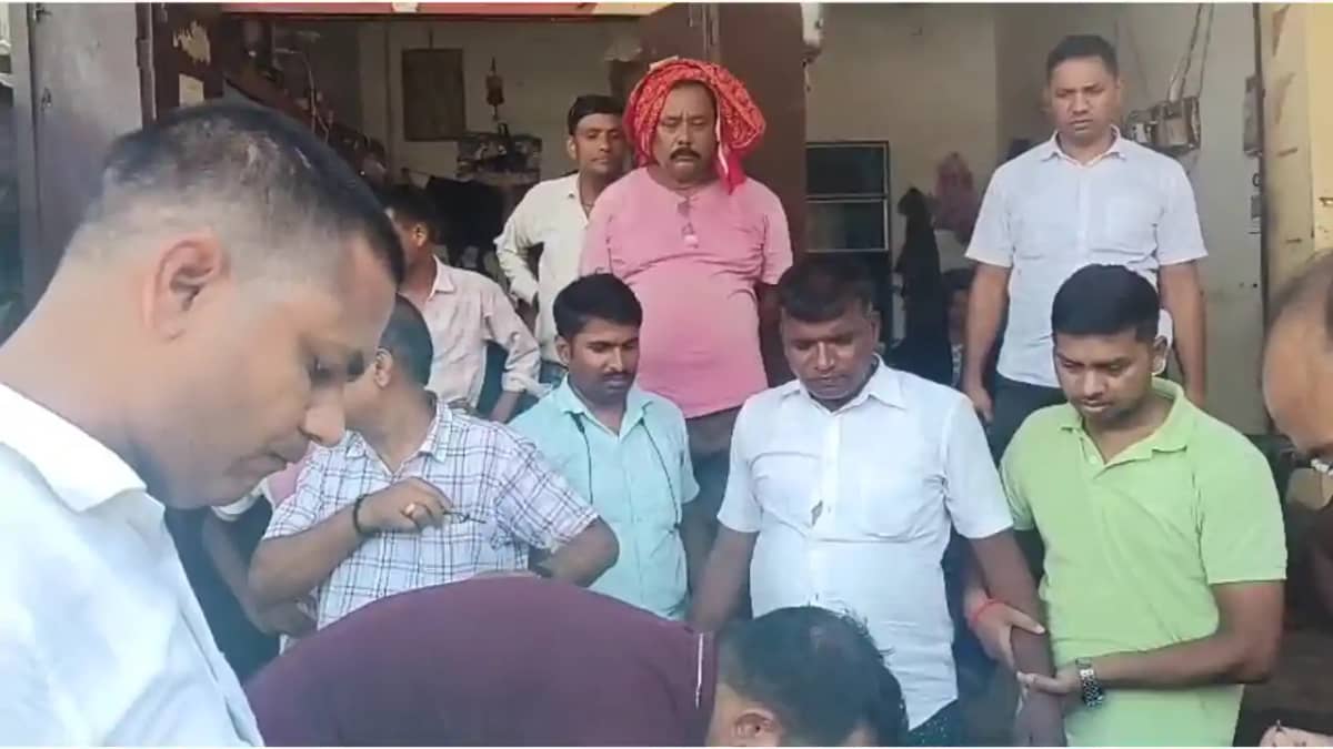 Bihar News : बेतिया में निगरानी विभाग की टीम ने घूसखोर दारोग Bihar News : बेतिया में निगरानी विभाग की टीम ने घूसखोर दारोग