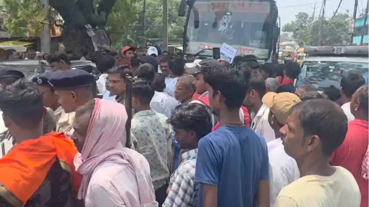 बिजली कटौती से आक्रोषित लोगों ने सड़क पर की आगजनी, आरा-सासार बिजली कटौती से आक्रोषित लोगों ने सड़क पर की आगजनी, आरा-सासार