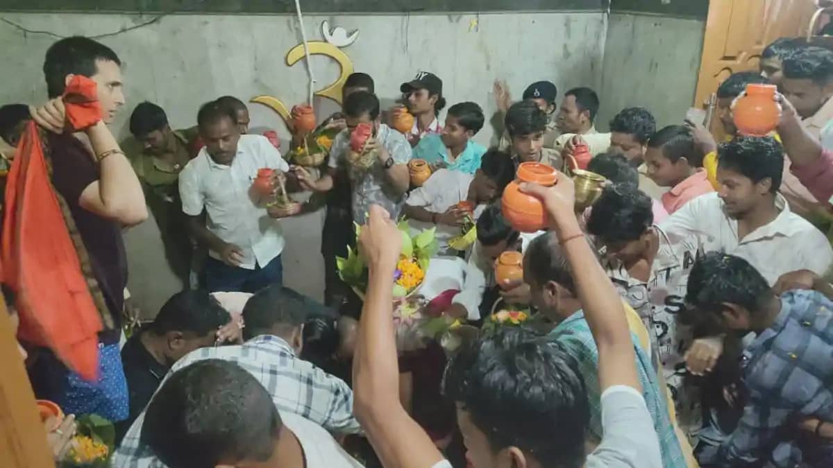 सावन की अंतिम सोमवारी पर तिलेहश्वर महादेव मंदिर में उमड़ा आस सावन की अंतिम सोमवारी पर तिलेहश्वर महादेव मंदिर में उमड़ा आस