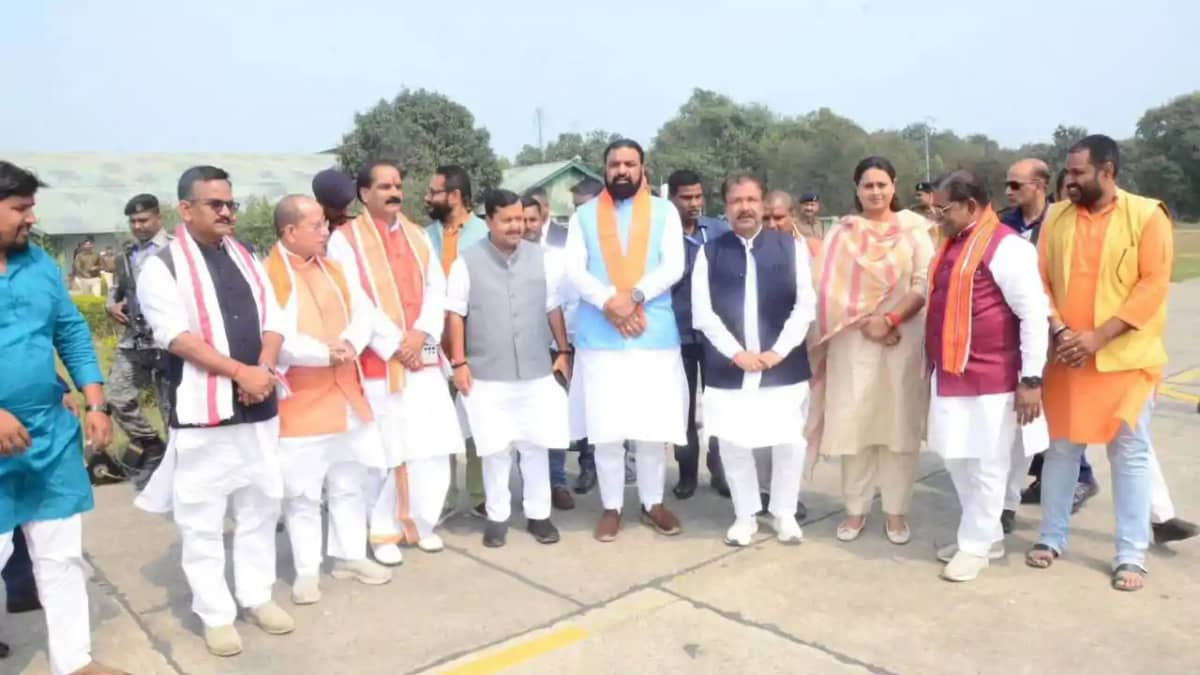 BJP National President Nitin Naveen was given a grand welcom BJP National President Nitin Naveen was given a grand welcom