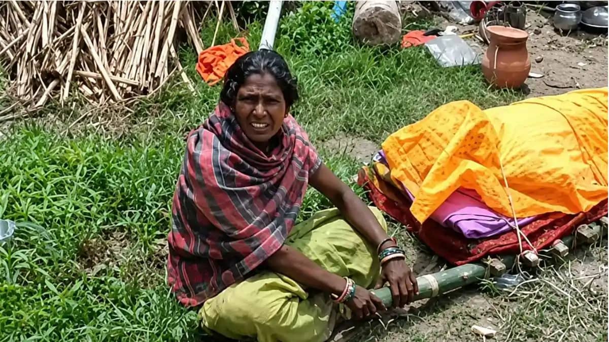 गरीबी ने रोका अंतिम संस्कार: 3 दिनों तक पति के शव के पास बैठ गरीबी ने रोका अंतिम संस्कार: 3 दिनों तक पति के शव के पास बैठ
