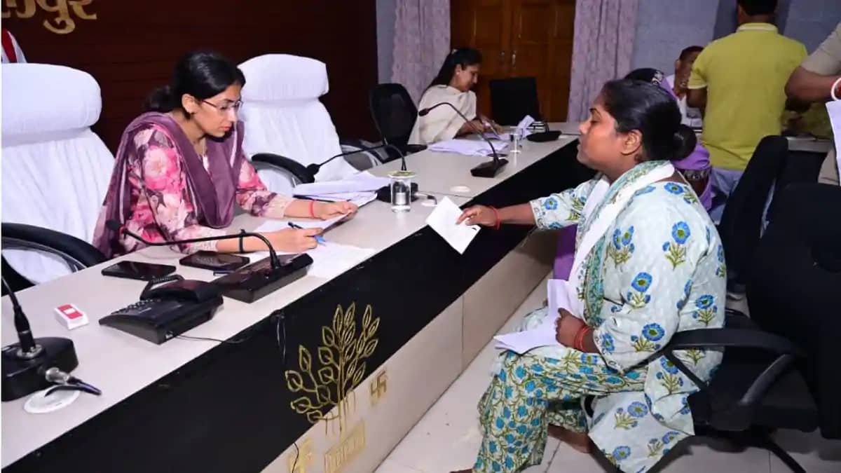 डीएम के जनता दरबार में उमड़ी फरियादियों की भीड़, जिलाधिकारी ने डीएम के जनता दरबार में उमड़ी फरियादियों की भीड़, जिलाधिकारी ने