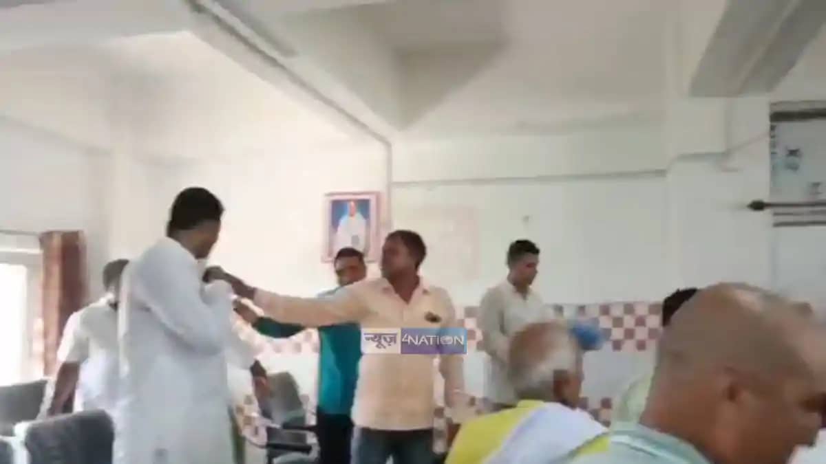 Bihar News:खरीफ प्रशिक्षण बना अखाड़ा, मंच पर जनप्रतिनिधियों Bihar News:खरीफ प्रशिक्षण बना अखाड़ा, मंच पर जनप्रतिनिधियों