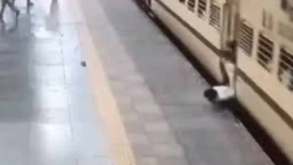 Woman Dies After Falling While Boarding Train in Supaul Woman Dies After Falling While Boarding Train in Supaul