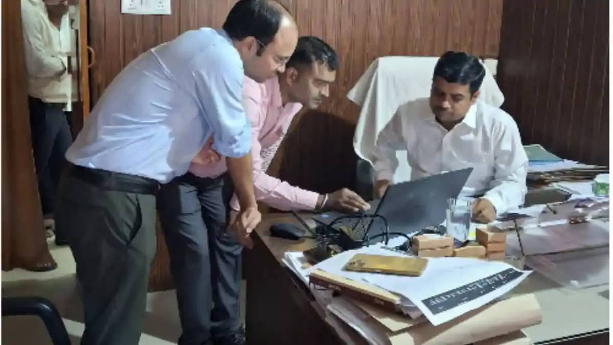डीएम ने निर्मली अंचल कार्यालय का किया औचक निरीक्षण, लंबित रा डीएम ने निर्मली अंचल कार्यालय का किया औचक निरीक्षण, लंबित रा