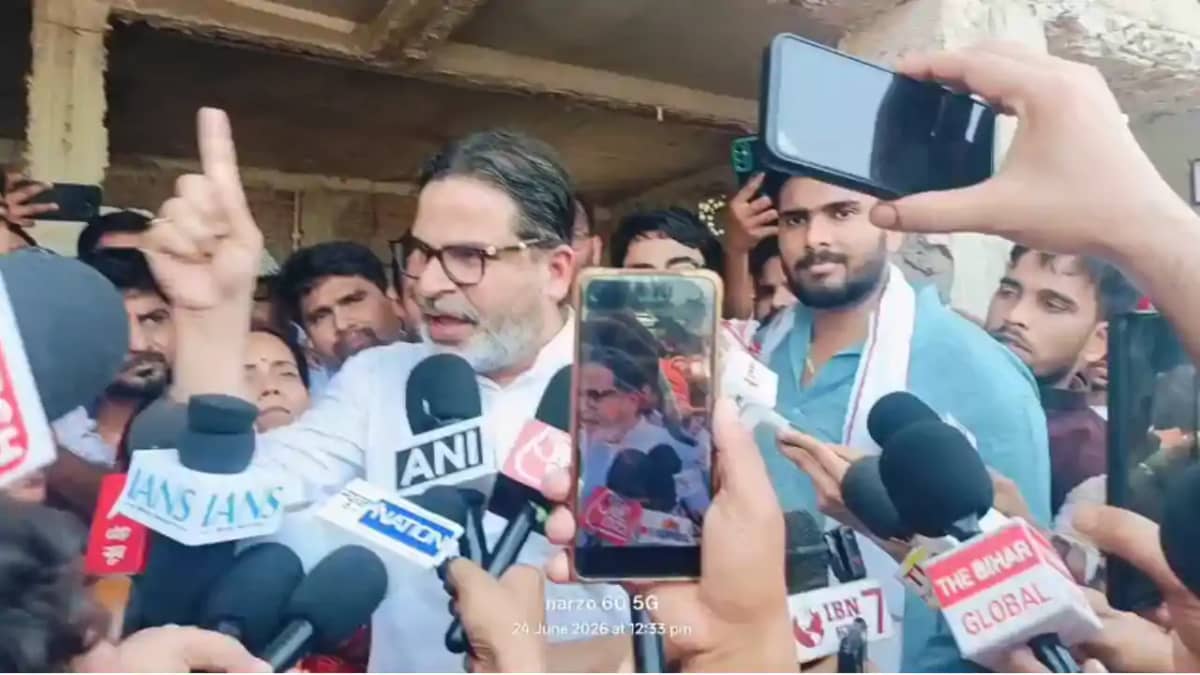 Bihar News : प्रशांत किशोर ने भरत तिवारी के परिजनों से की मु Bihar News : प्रशांत किशोर ने भरत तिवारी के परिजनों से की मु