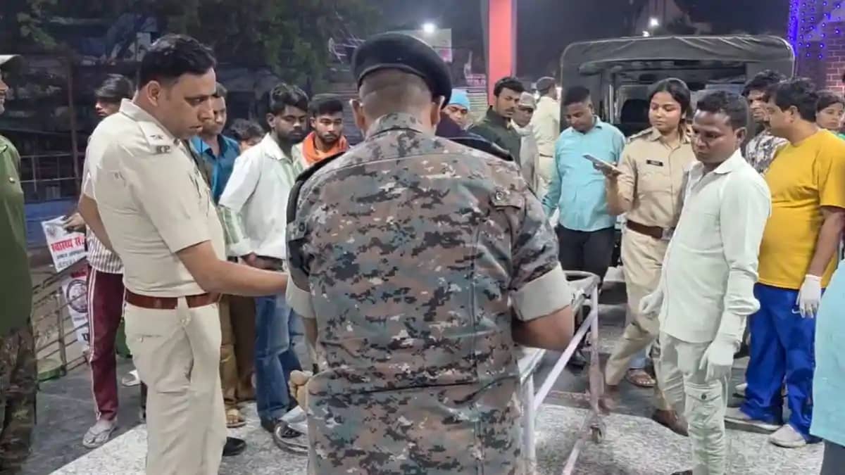 Bihar Crime: गोपालगंज में बेखौफ बदमाशों ने दिनदहाड़े युवक को Bihar Crime: गोपालगंज में बेखौफ बदमाशों ने दिनदहाड़े युवक को