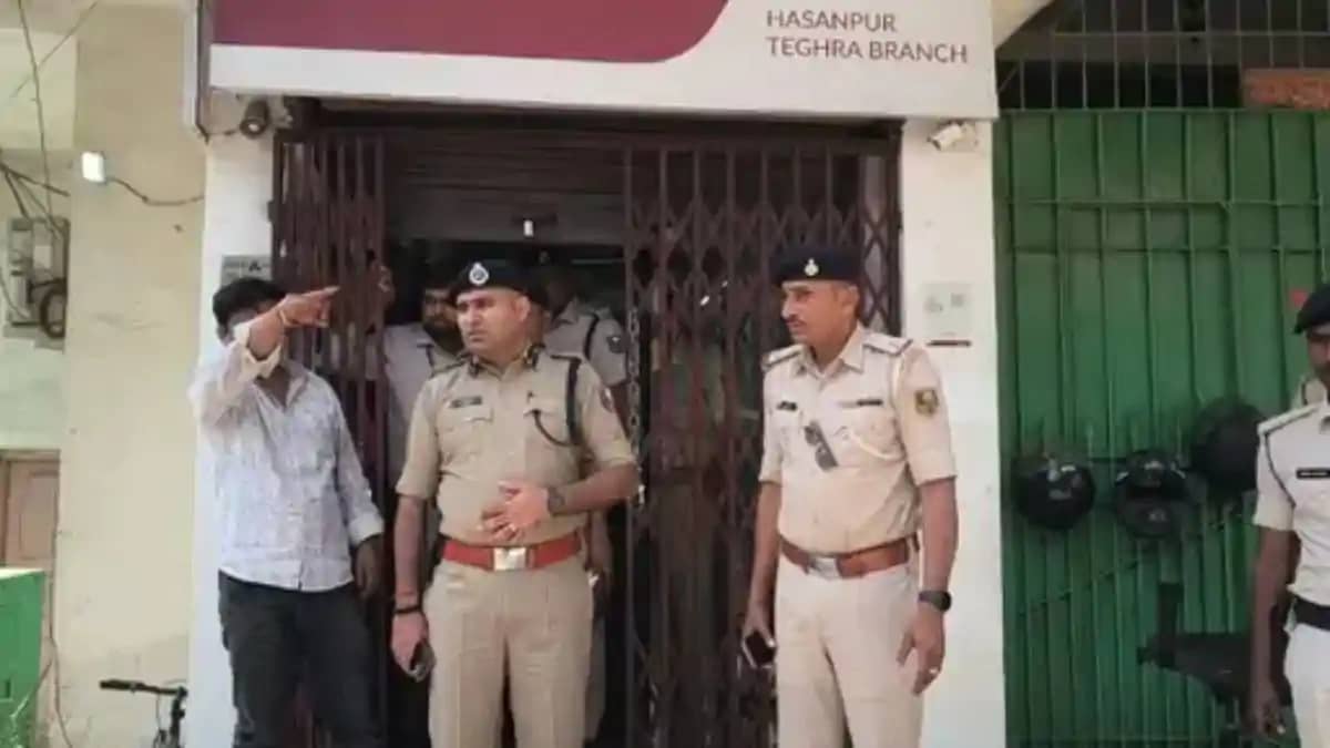 बेगूसराय एक्सिस बैंक से लाखों की लूट: हथियारबंद अपराधियों ने बेगूसराय एक्सिस बैंक से लाखों की लूट: हथियारबंद अपराधियों ने