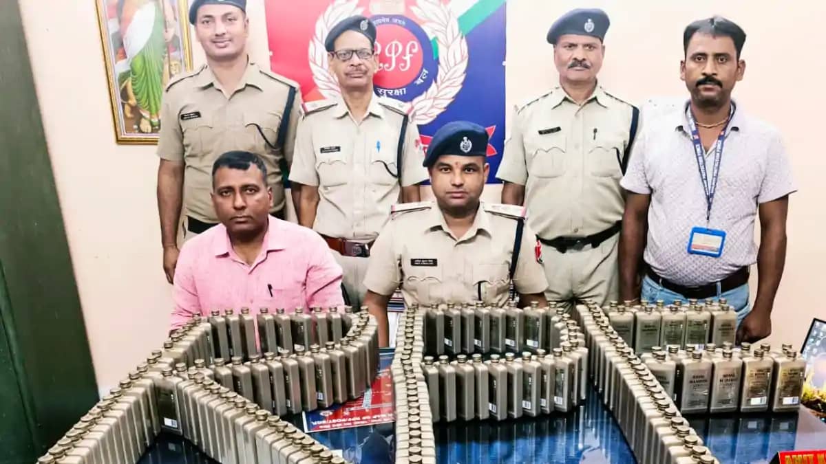 Bihar News : भागलपुर में पैसेंजर ट्रेन से भारी मात्रा में वि Bihar News : भागलपुर में पैसेंजर ट्रेन से भारी मात्रा में वि