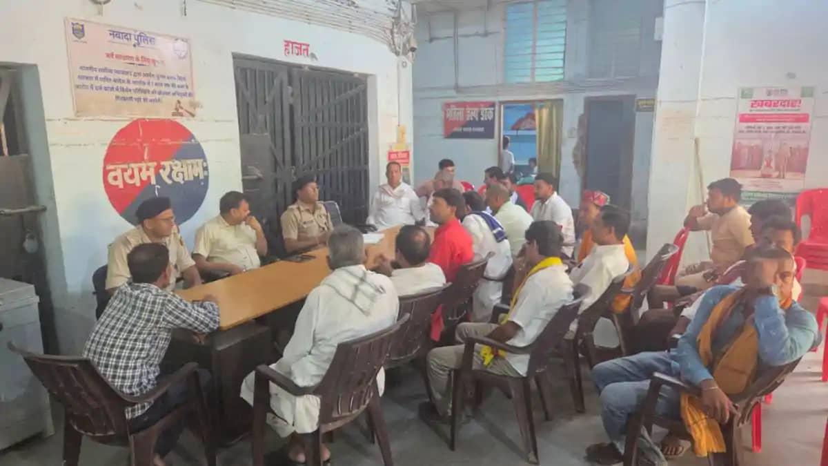 बकरीद को लेकर शांति समिति की बैठक : थाना प्रभारी की दोनो समु बकरीद को लेकर शांति समिति की बैठक : थाना प्रभारी की दोनो समु