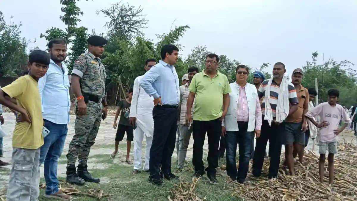 कोशी नदी के कटाव से थर्राया सुपौल का यह गांव, डीएम का 3 दिनो कोशी नदी के कटाव से थर्राया सुपौल का यह गांव, डीएम का 3 दिनो