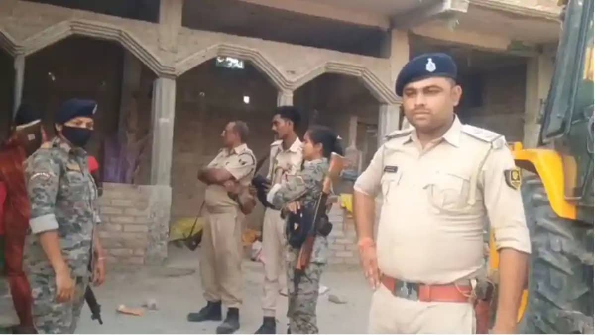 मुजफ्फरपुर में पुलिस के बुलडोजर का खौफ: कुर्की करने पहुंची ट मुजफ्फरपुर में पुलिस के बुलडोजर का खौफ: कुर्की करने पहुंची ट
