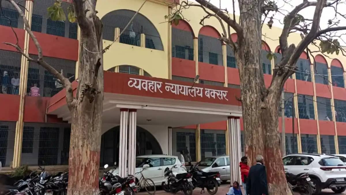 Bihar Crime : बक्सर कोर्ट परिसर से हथकड़ी सहित फरार हुआ शराब Bihar Crime : बक्सर कोर्ट परिसर से हथकड़ी सहित फरार हुआ शराब