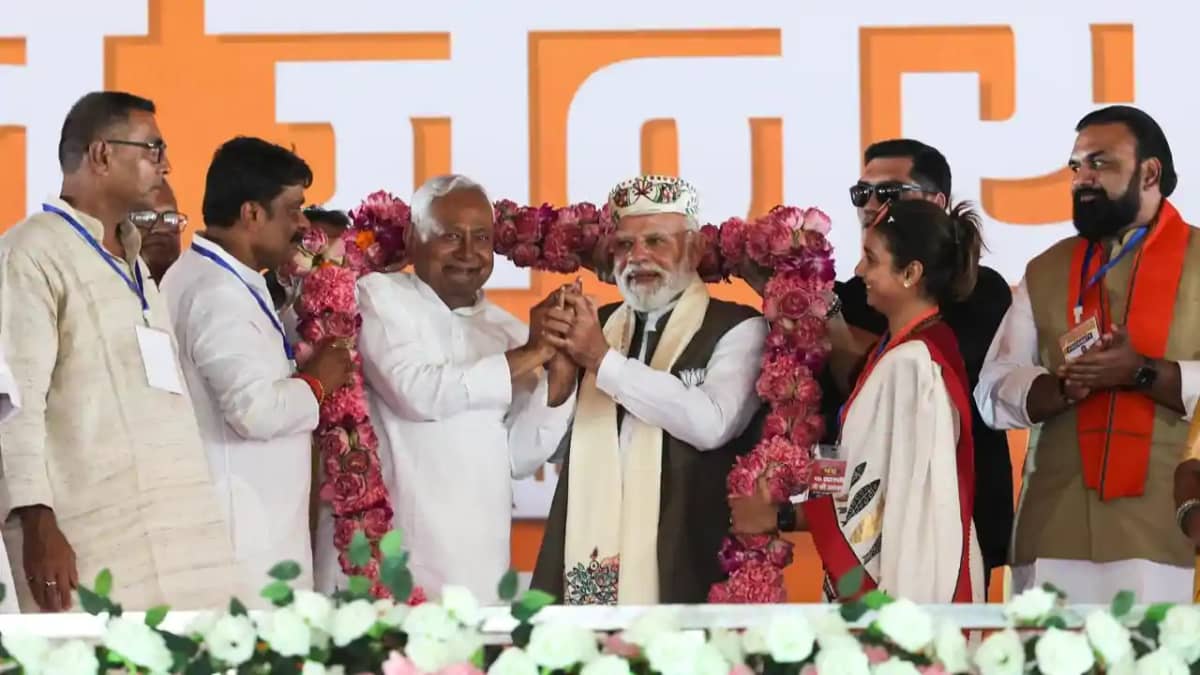 Bihar News : समस्तीपुर में माला पहनाकर सांसद शाम्भवी चौधरी न Bihar News : समस्तीपुर में माला पहनाकर सांसद शाम्भवी चौधरी न