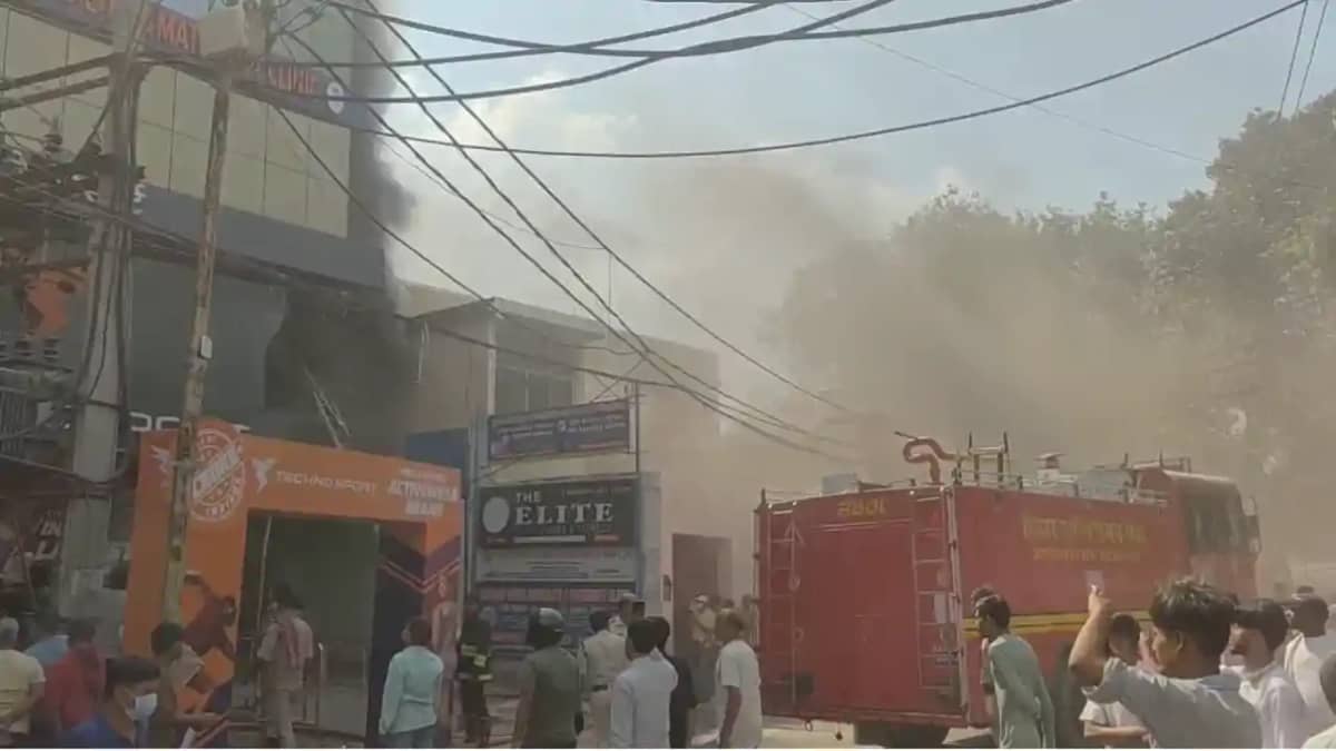 Bihar News : भागलपुर में टेक्नो स्पोर्ट्स मॉल में लगी भीषण आ Bihar News : भागलपुर में टेक्नो स्पोर्ट्स मॉल में लगी भीषण आ