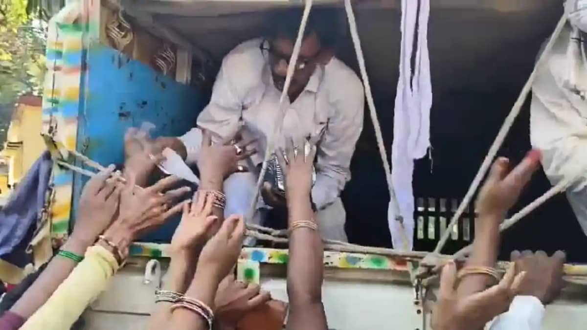 Bihar News : सासाराम में सीएम के कार्यक्रम के बाद भोजन पैकेट Bihar News : सासाराम में सीएम के कार्यक्रम के बाद भोजन पैकेट