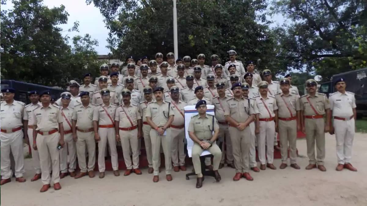 121 Purnea Police Officers Get New Rank in Star Ceremony 121 Purnea Police Officers Get New Rank in Star Ceremony