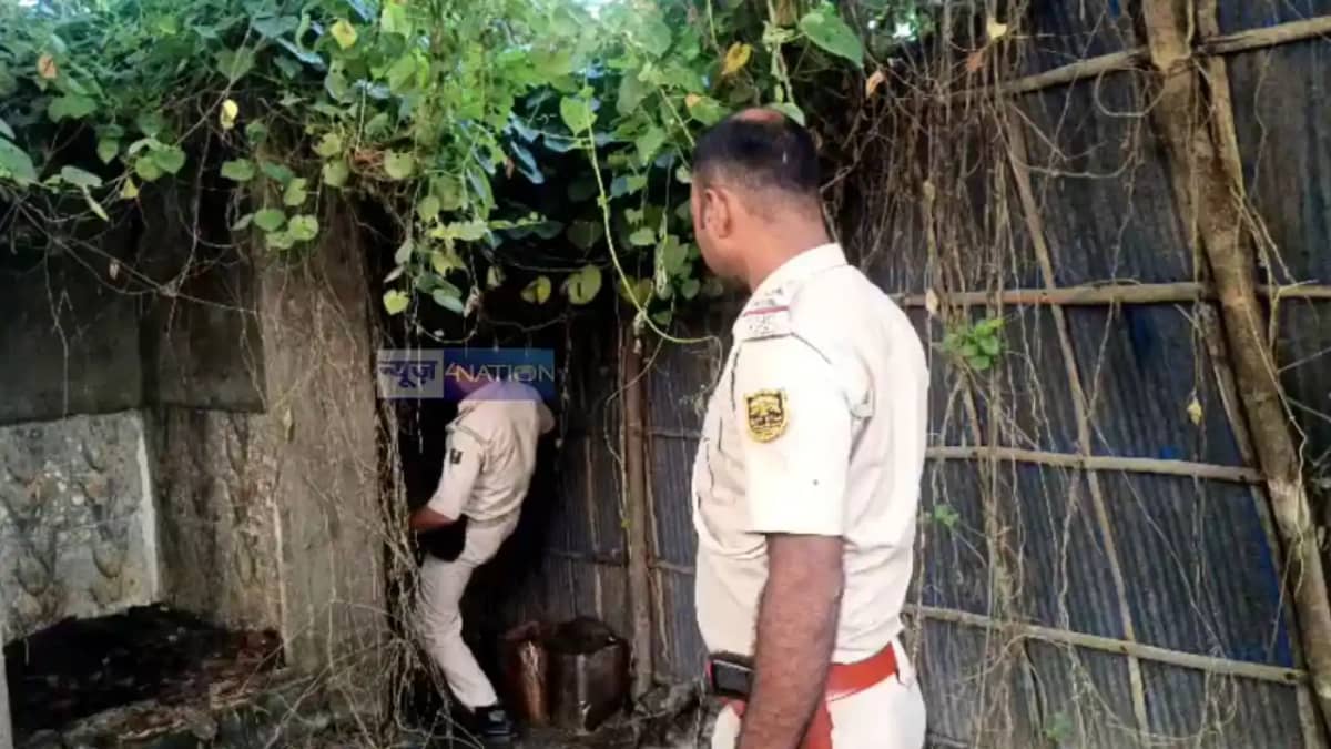 Bihar Crime: जमीन के नीचे छिपा था नशे का माल, पुलिस सूंघ लिय Bihar Crime: जमीन के नीचे छिपा था नशे का माल, पुलिस सूंघ लिय