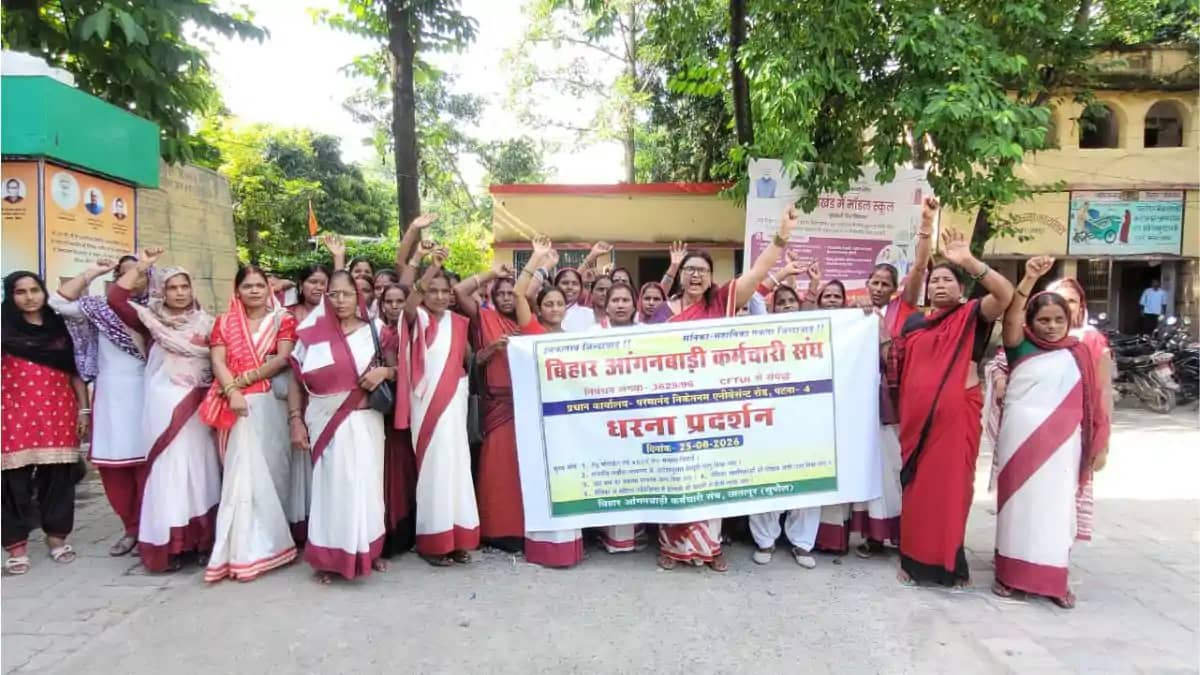 विभिन्न मांगों को लेकर सेविका-सहायिकाओं का धरना-प्रदर्शन, सी विभिन्न मांगों को लेकर सेविका-सहायिकाओं का धरना-प्रदर्शन, सी