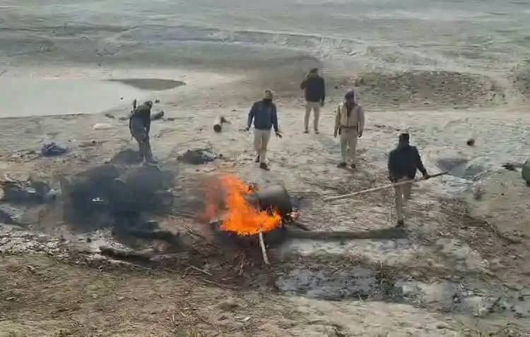 दियारा में धधक रही अवैध शराब की भट्टियों पर पुलिस का 'हथौड़ा दियारा में धधक रही अवैध शराब की भट्टियों पर पुलिस का 'हथौड़ा
