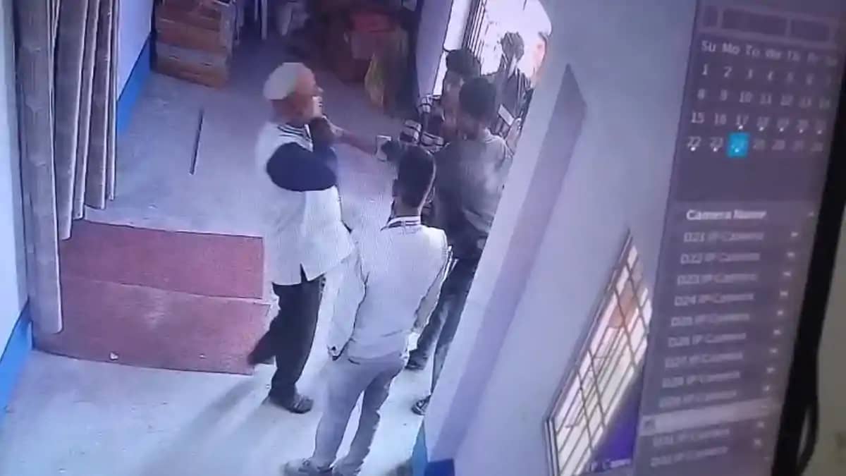 Bihar News : गोपालगंज के स्कूल में असामाजिक तत्वों ने जमकर म Bihar News : गोपालगंज के स्कूल में असामाजिक तत्वों ने जमकर म