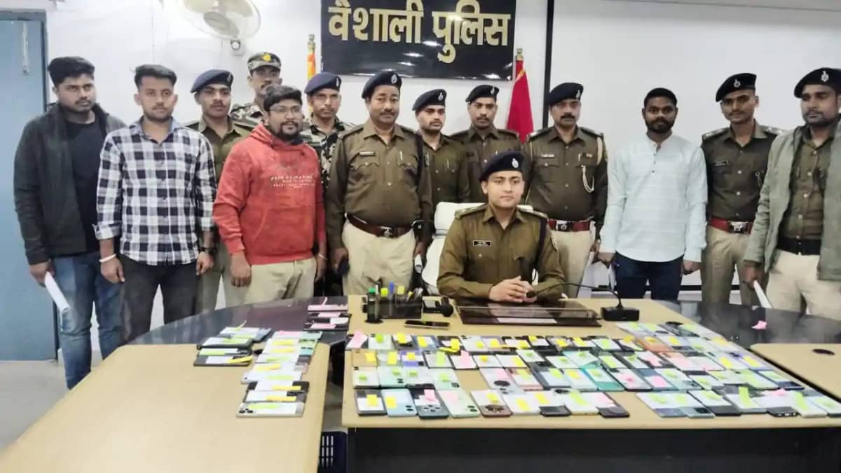 Bihar News : वैशाली में ऑपरेशन मुस्कान से दो सौ लोगों के चेह Bihar News : वैशाली में ऑपरेशन मुस्कान से दो सौ लोगों के चेह
