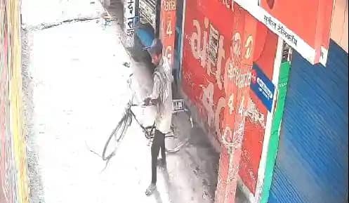 मंदिर के पास से साइकिल चोरी के आरोप में चप्पल पर थूक कर चटवा मंदिर के पास से साइकिल चोरी के आरोप में चप्पल पर थूक कर चटवा