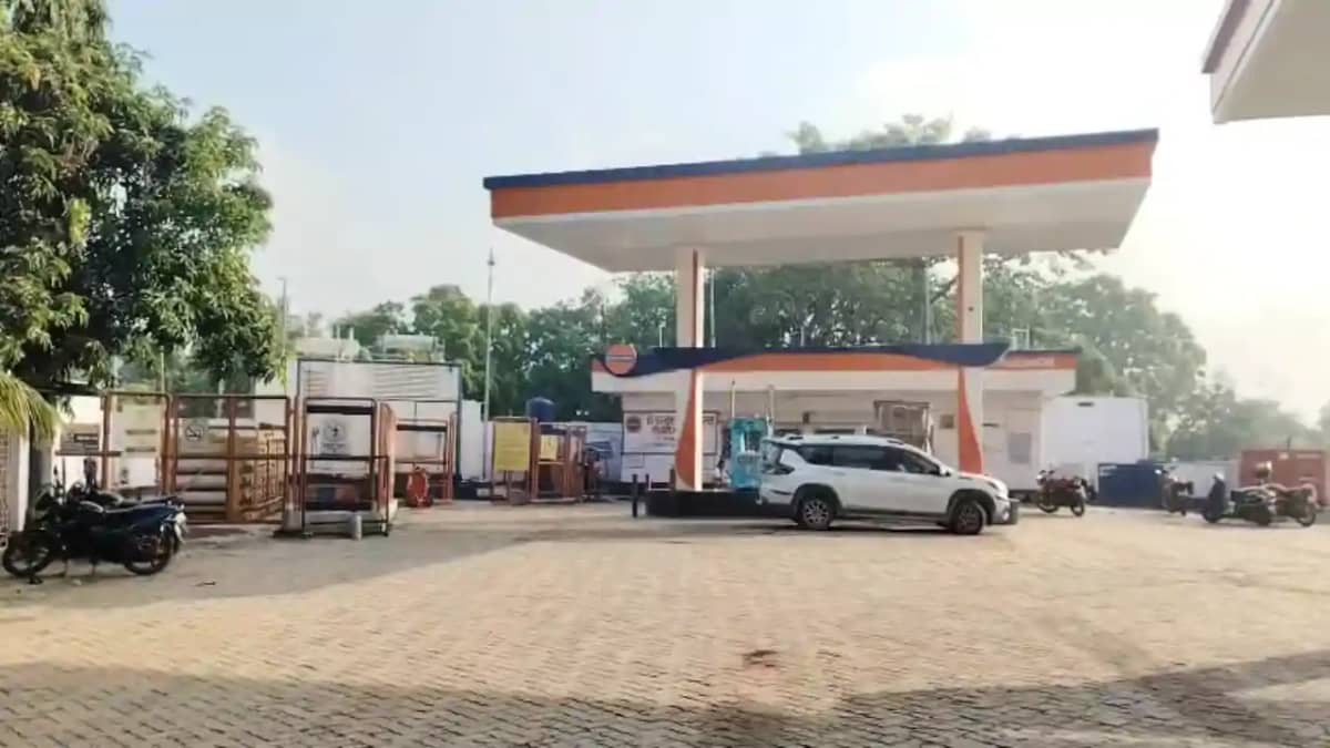 Bihar Crime : शेखपुरा में पेट्रोल पंप पर कर्मचारी से मारपीट Bihar Crime : शेखपुरा में पेट्रोल पंप पर कर्मचारी से मारपीट