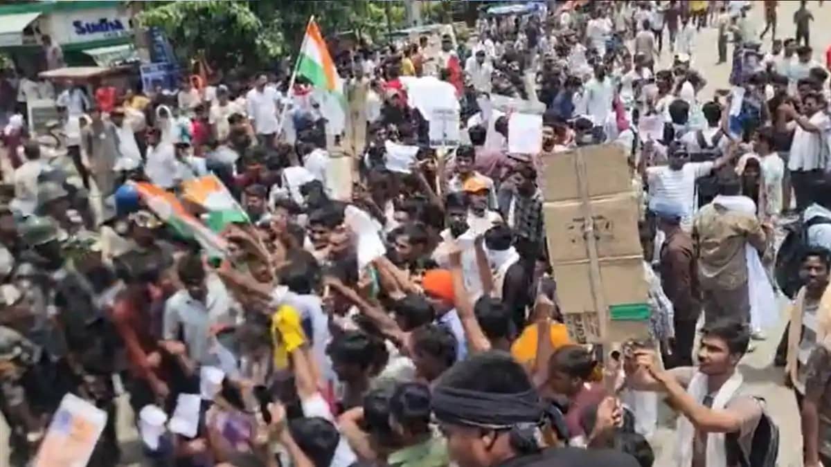 Aurangabad NEET Protest Turns Violent, Police Use Tear Gas Aurangabad NEET Protest Turns Violent, Police Use Tear Gas