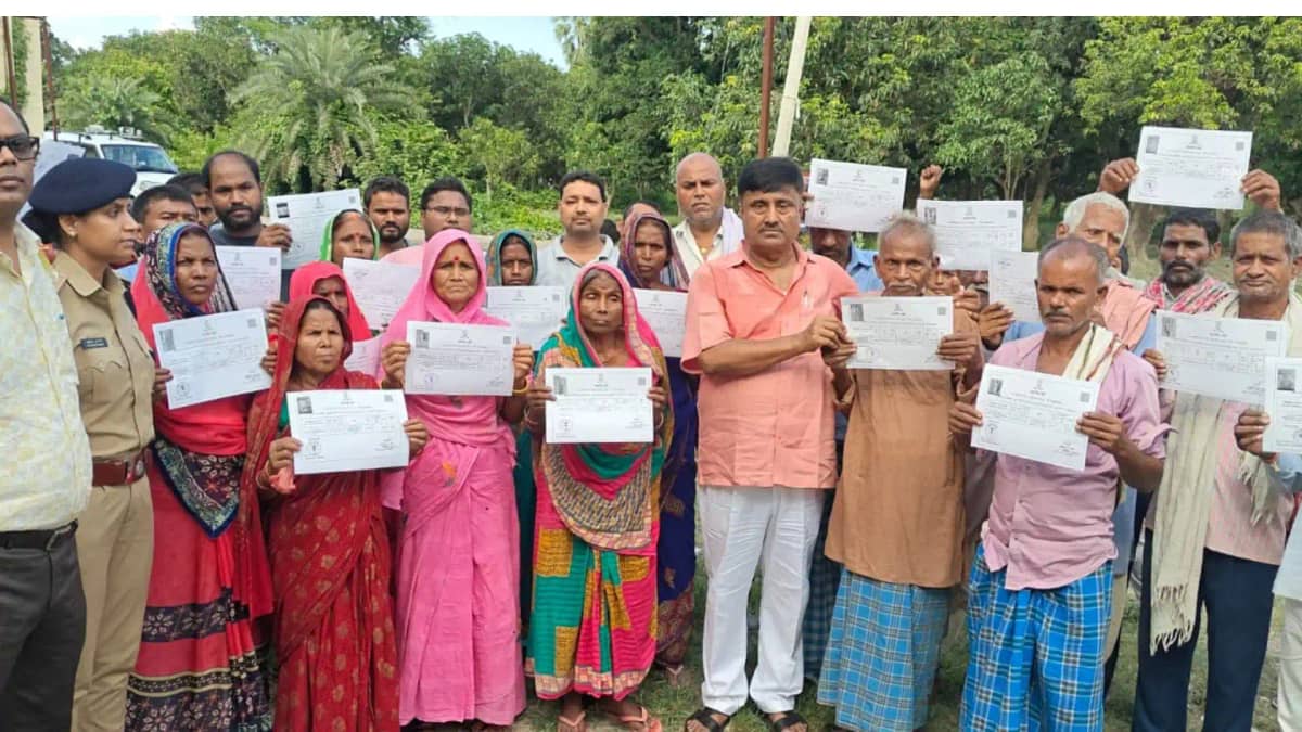 mla ajit kumar distributed basgit parcha 40 landless mla ajit kumar distributed basgit parcha 40 landless
