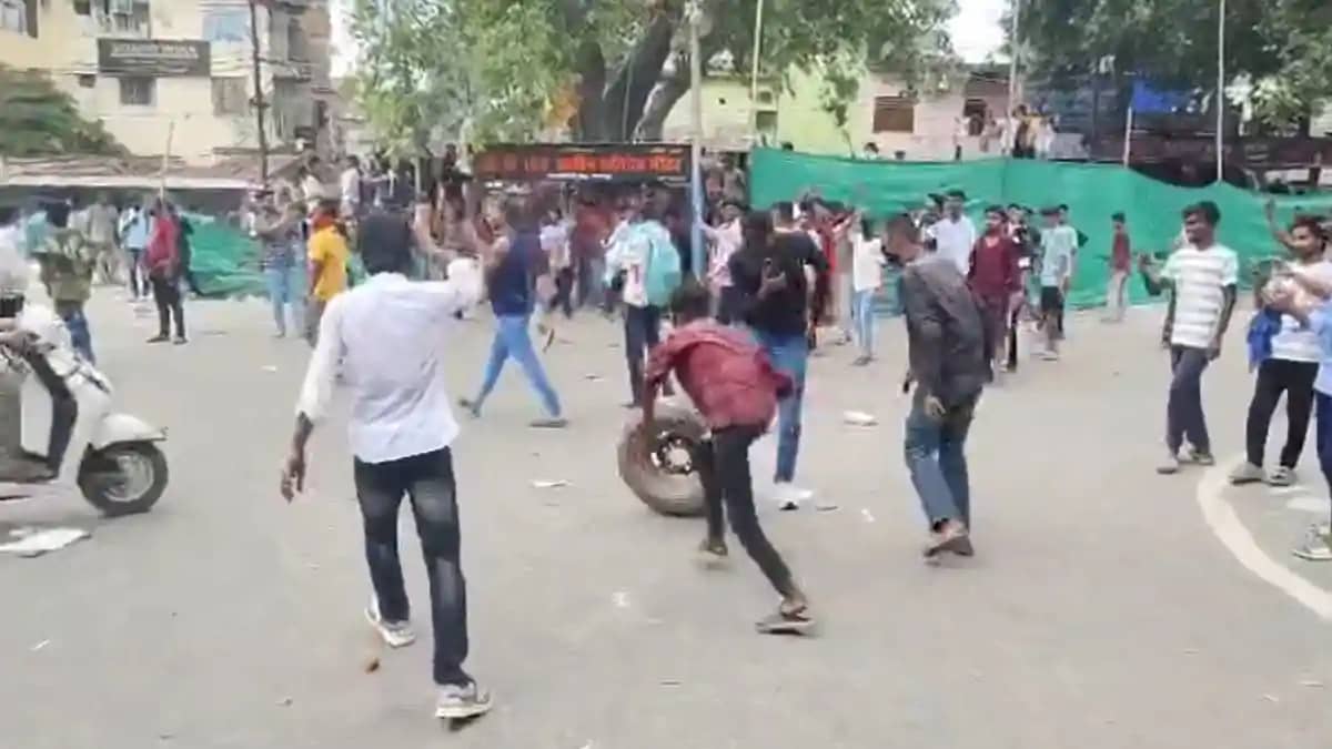 Bihar Band: भागलपुर में बवाल, छात्रों के पथराव से मचा हड़कंप Bihar Band: भागलपुर में बवाल, छात्रों के पथराव से मचा हड़कंप