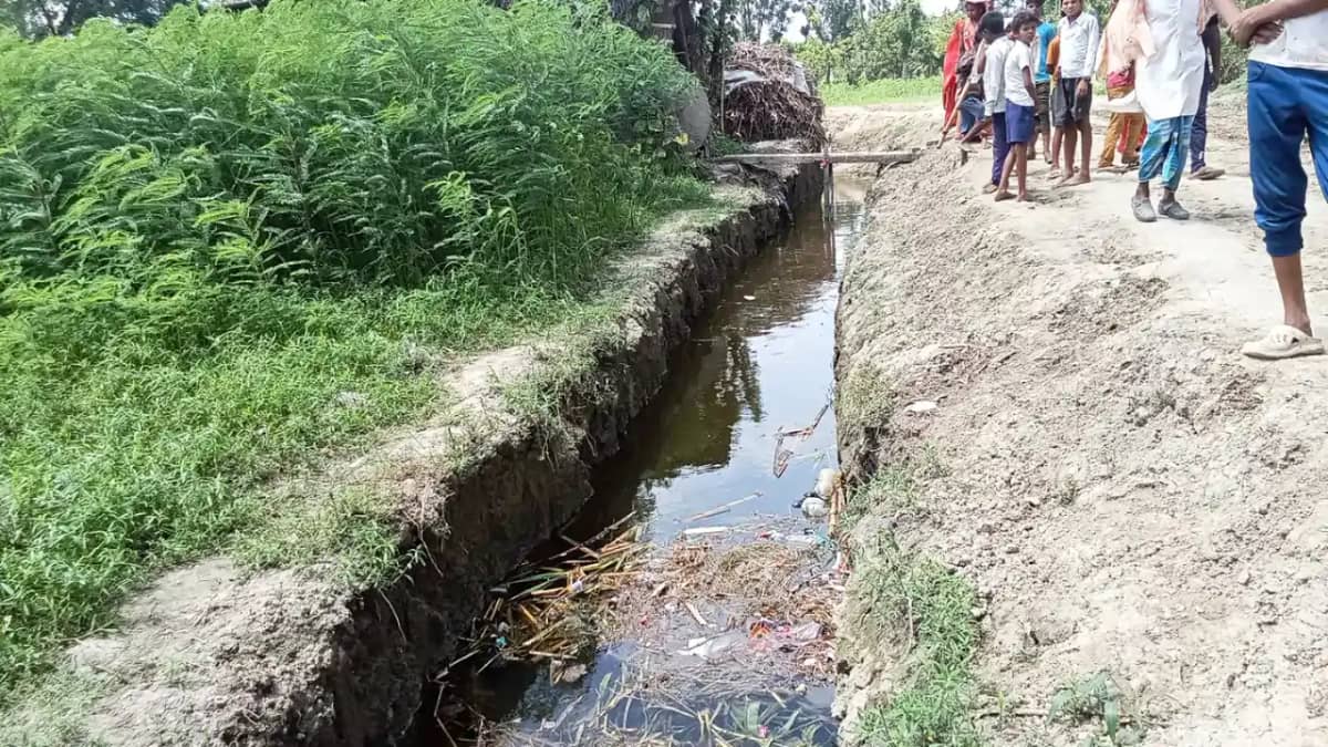 Bihar News : खगड़िया में सड़क के किनारे बने गढ्ढे में डूबा मा Bihar News : खगड़िया में सड़क के किनारे बने गढ्ढे में डूबा मा