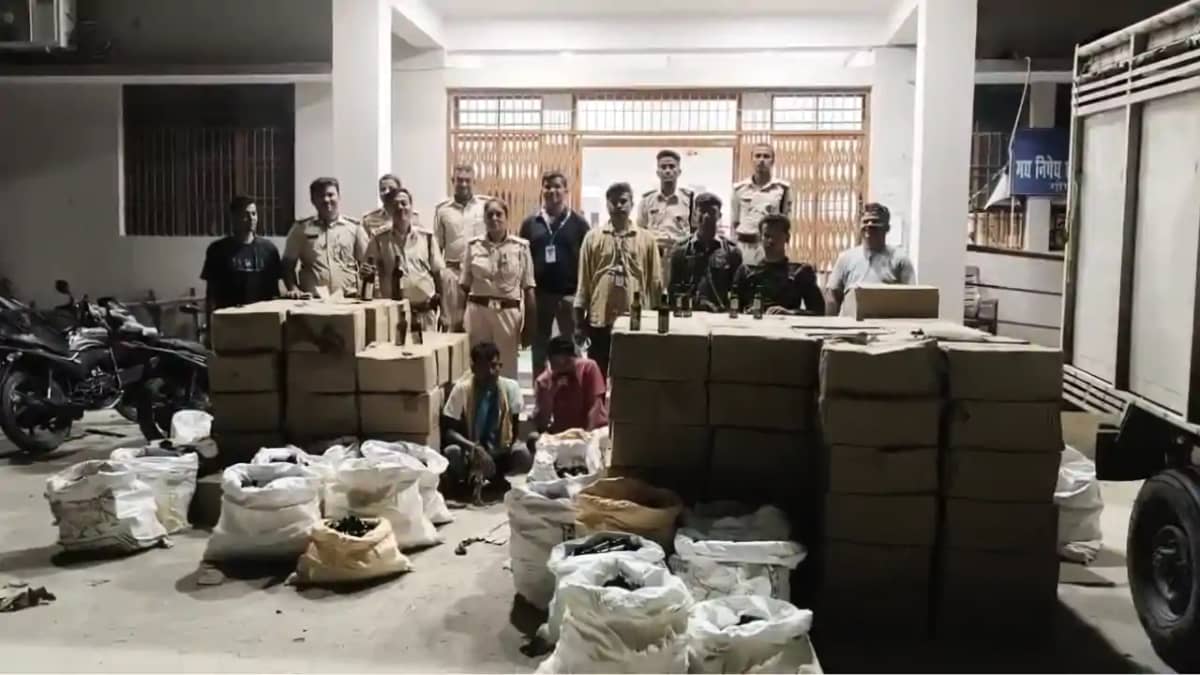 Bihar Crime : गोपालगंज में 30 लाख की शराब उत्पाद विभाग की टी Bihar Crime : गोपालगंज में 30 लाख की शराब उत्पाद विभाग की टी