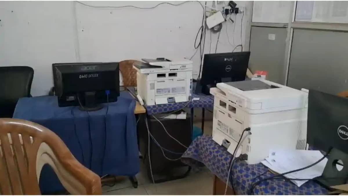 Bihar News : बिहार में बेख़ौफ़ बदमाशों ने सरकारी दफ्तर को भी न Bihar News : बिहार में बेख़ौफ़ बदमाशों ने सरकारी दफ्तर को भी न