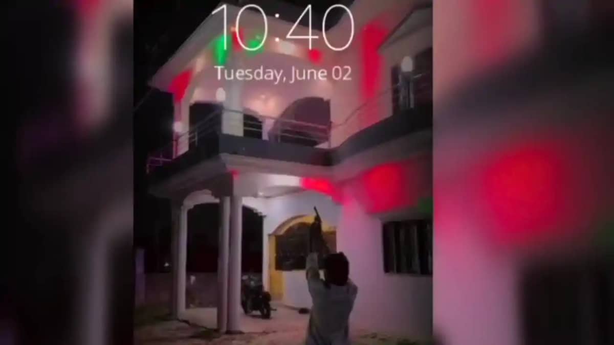 Bihar Crime : गया में सरेआम फायरिंग का वीडियो वायरल, आपसी रं Bihar Crime : गया में सरेआम फायरिंग का वीडियो वायरल, आपसी रं