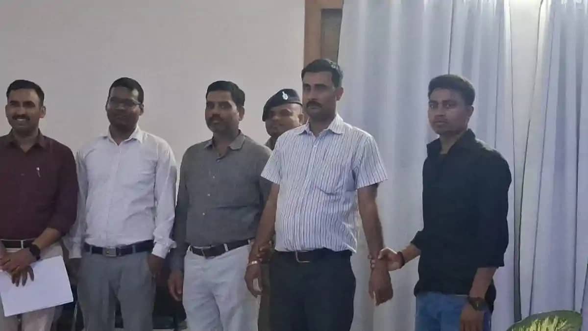 खनन विभाग में निगरानी का छापा: 50 हजार रिश्वत लेते डेटा एंट् खनन विभाग में निगरानी का छापा: 50 हजार रिश्वत लेते डेटा एंट्