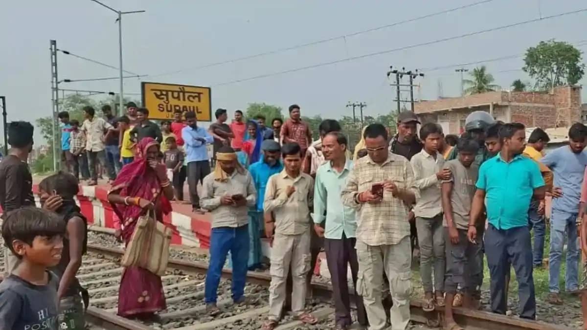 अमृत भारत एक्सप्रेस की चपेट में आने से अज्ञात युवती की मौत, अमृत भारत एक्सप्रेस की चपेट में आने से अज्ञात युवती की मौत,
