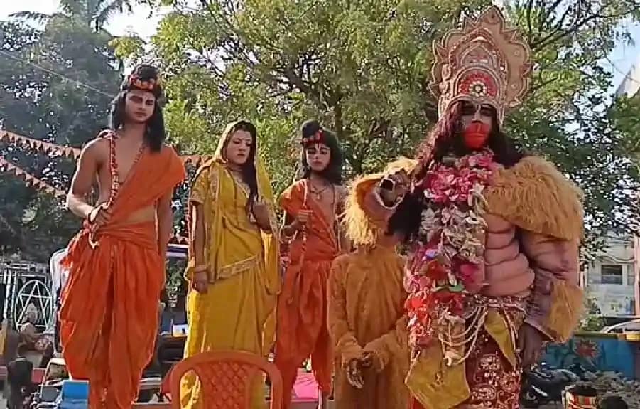 हाथी-घोड़े, बैंड बाजे और झांकी के साथ रामजानकी विवाह की निकल हाथी-घोड़े, बैंड बाजे और झांकी के साथ रामजानकी विवाह की निकल
