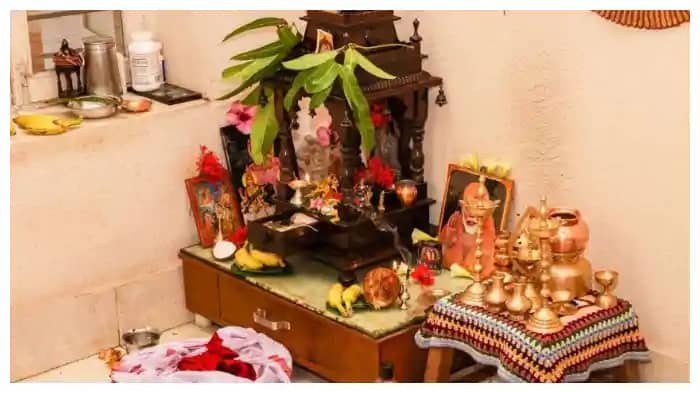 Vastu Shastra Tips: क्या आप भी अपने पितरों की तस्वीर पूजा घर Vastu Shastra Tips: क्या आप भी अपने पितरों की तस्वीर पूजा घर