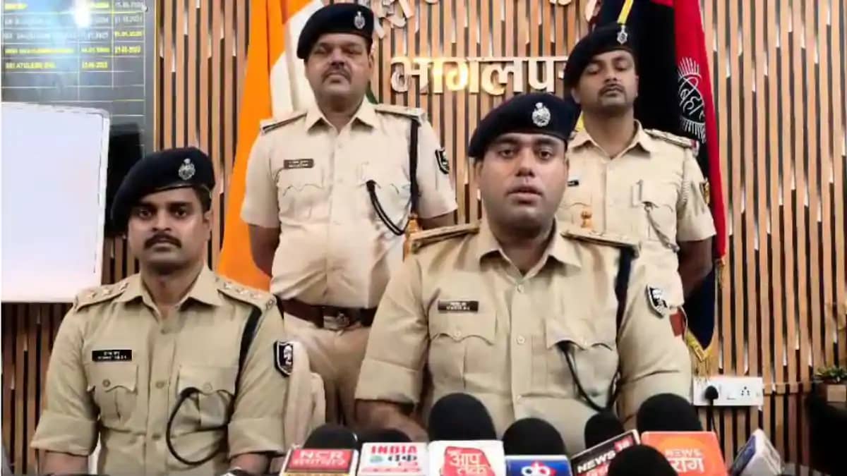 दुर्गंध और नई मिट्टी से खुला राज : युवक की हत्या का पुलिस ने दुर्गंध और नई मिट्टी से खुला राज : युवक की हत्या का पुलिस ने