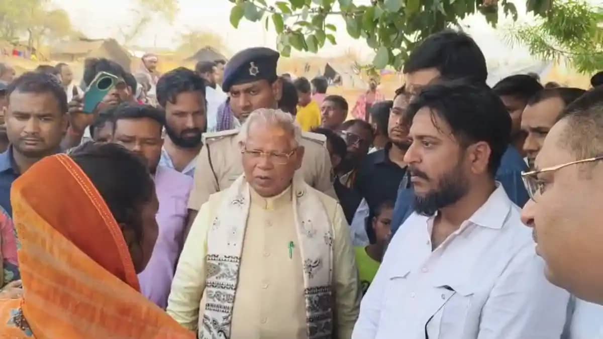 औरंगाबाद अग्निकांड: पीड़ित परिवारों के बीच पहुँचे जीतन राम म औरंगाबाद अग्निकांड: पीड़ित परिवारों के बीच पहुँचे जीतन राम म